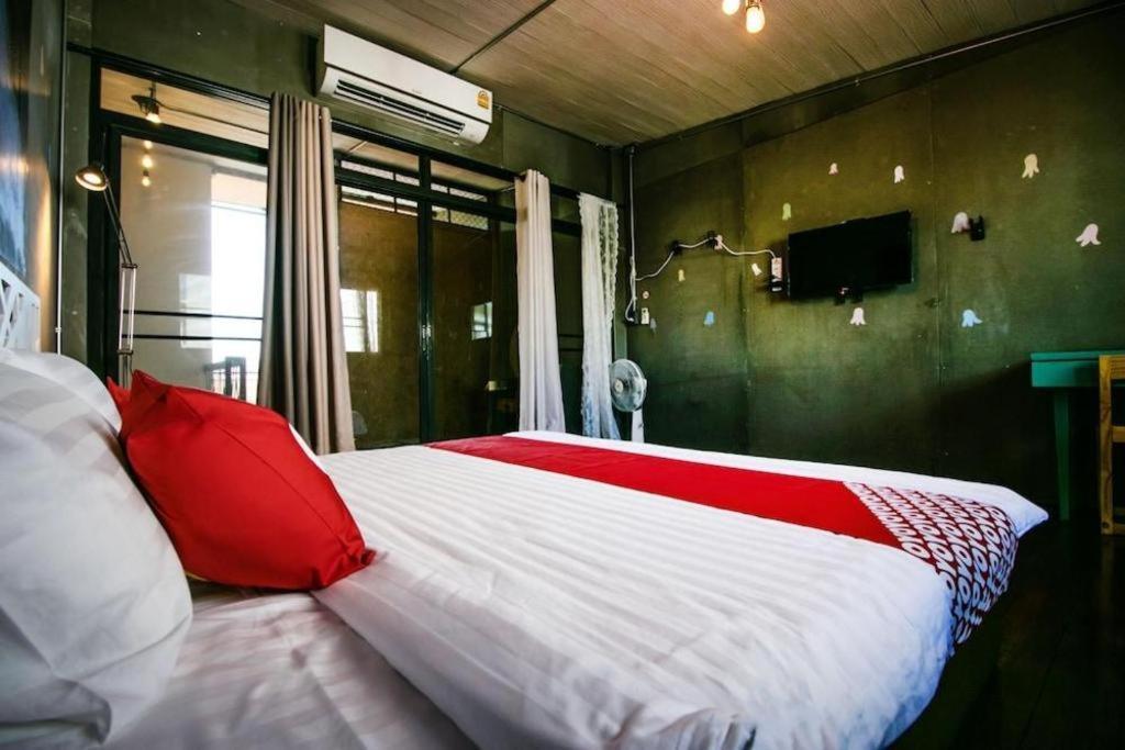 Oyo 505 Ente Space Hostel Бангкок Экстерьер фото