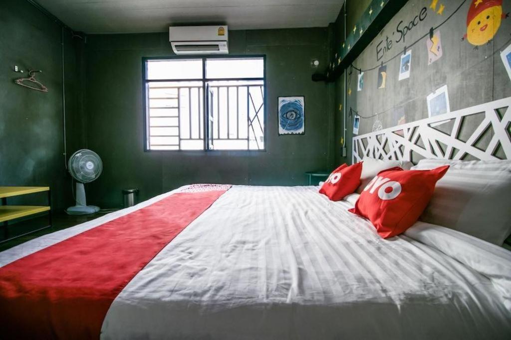 Oyo 505 Ente Space Hostel Бангкок Экстерьер фото