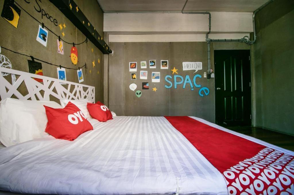 Oyo 505 Ente Space Hostel Бангкок Экстерьер фото