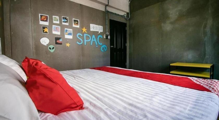 Oyo 505 Ente Space Hostel Бангкок Экстерьер фото