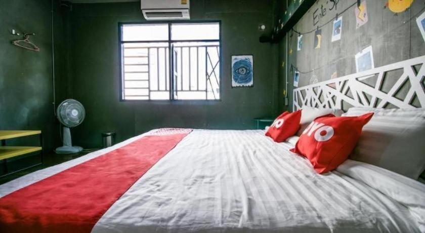 Oyo 505 Ente Space Hostel Бангкок Экстерьер фото