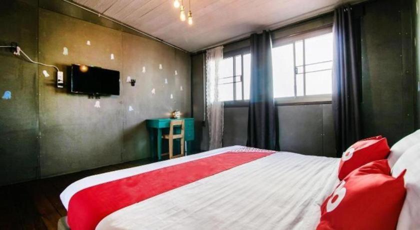 Oyo 505 Ente Space Hostel Бангкок Экстерьер фото