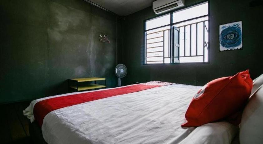 Oyo 505 Ente Space Hostel Бангкок Экстерьер фото