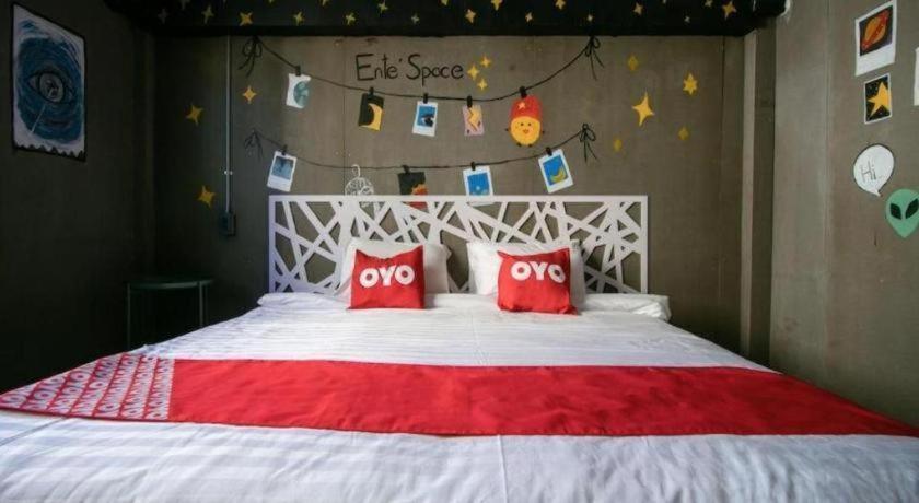 Oyo 505 Ente Space Hostel Бангкок Экстерьер фото